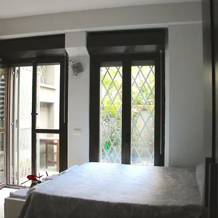 Basement Turati 1 - Consulates District Appartement